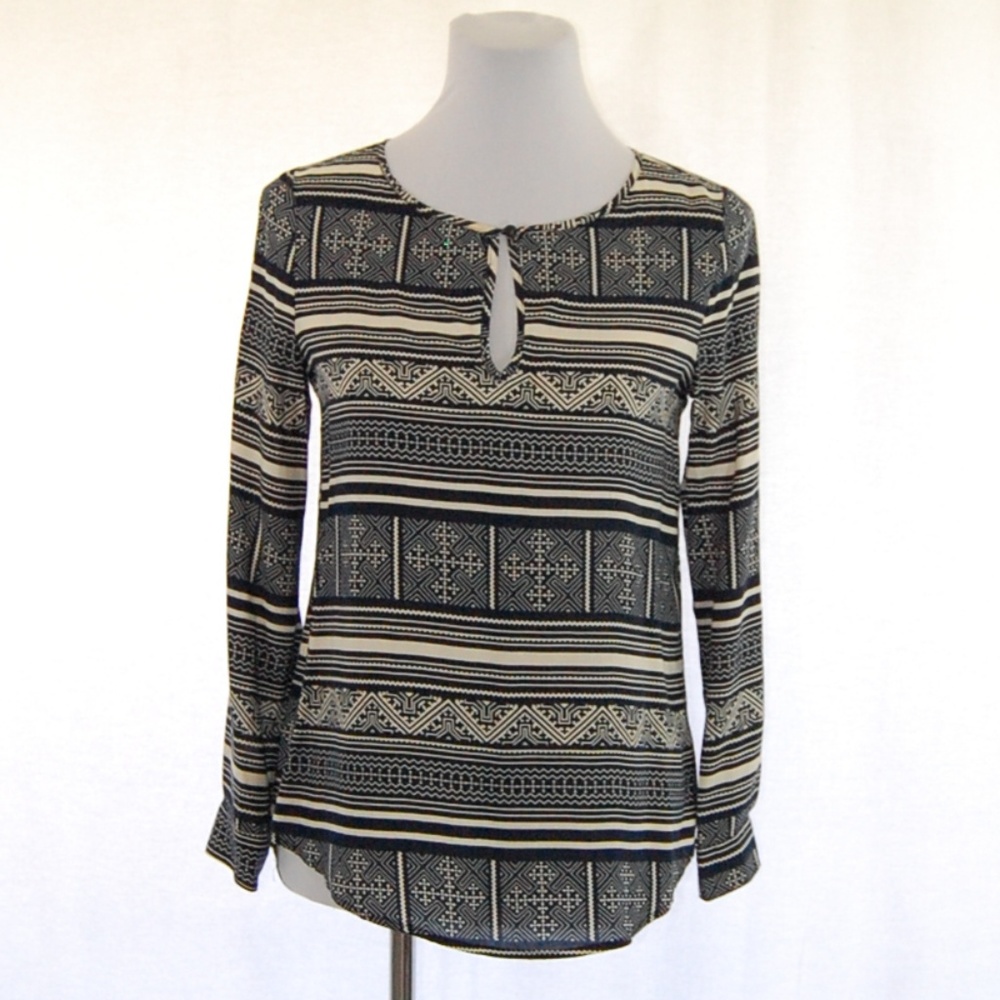 *FREE W/ PURCHASE* fun 2 fun Keyhole Front Tunic Top